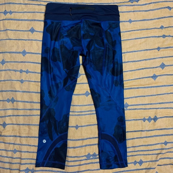 Lululemon Blue Ink Floral Run Inspire II Crop Leggings - Picture 3 of 8